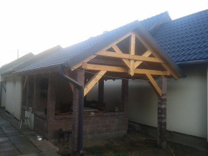 Murovaný altánok so sedlovou strechou