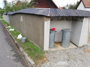 Výstavba brány a plotu